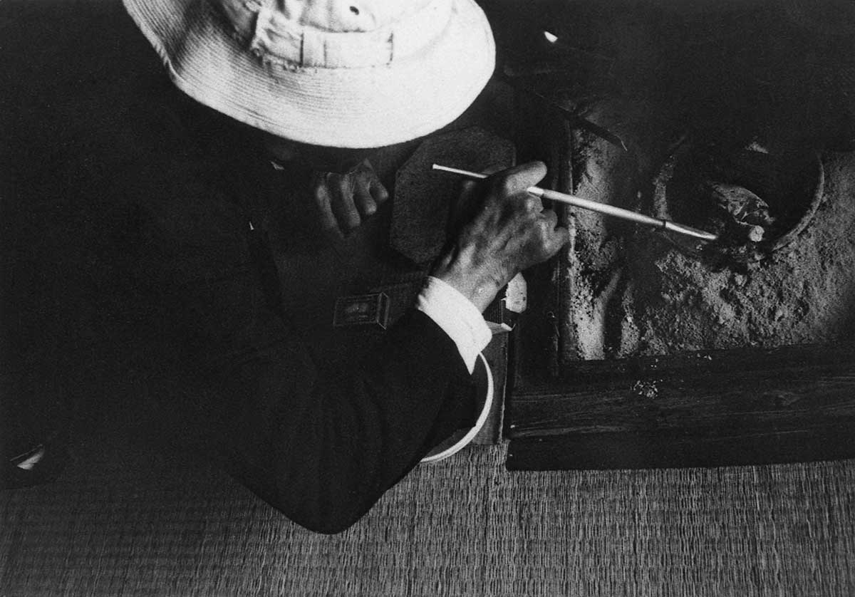 Lighting a pipe
