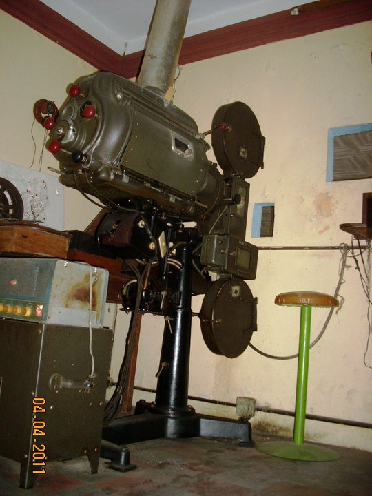 Film projector in the Vargas Tejada theatre in Agua de Dios