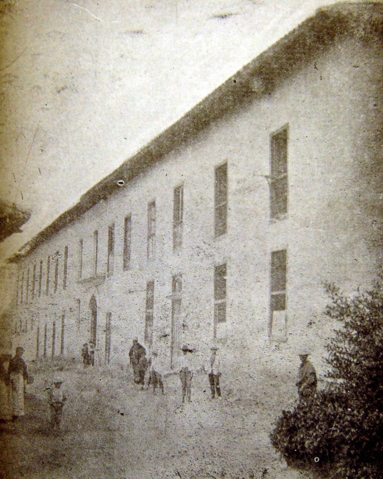 Older photograph of the Colegio Salesiano Miguel Unia, which served as a home for children with leprosy from 1899 until 1905.